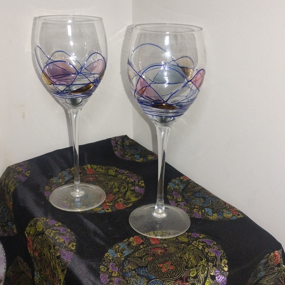 Elegant Glass Wine Goblets with Artistic Design